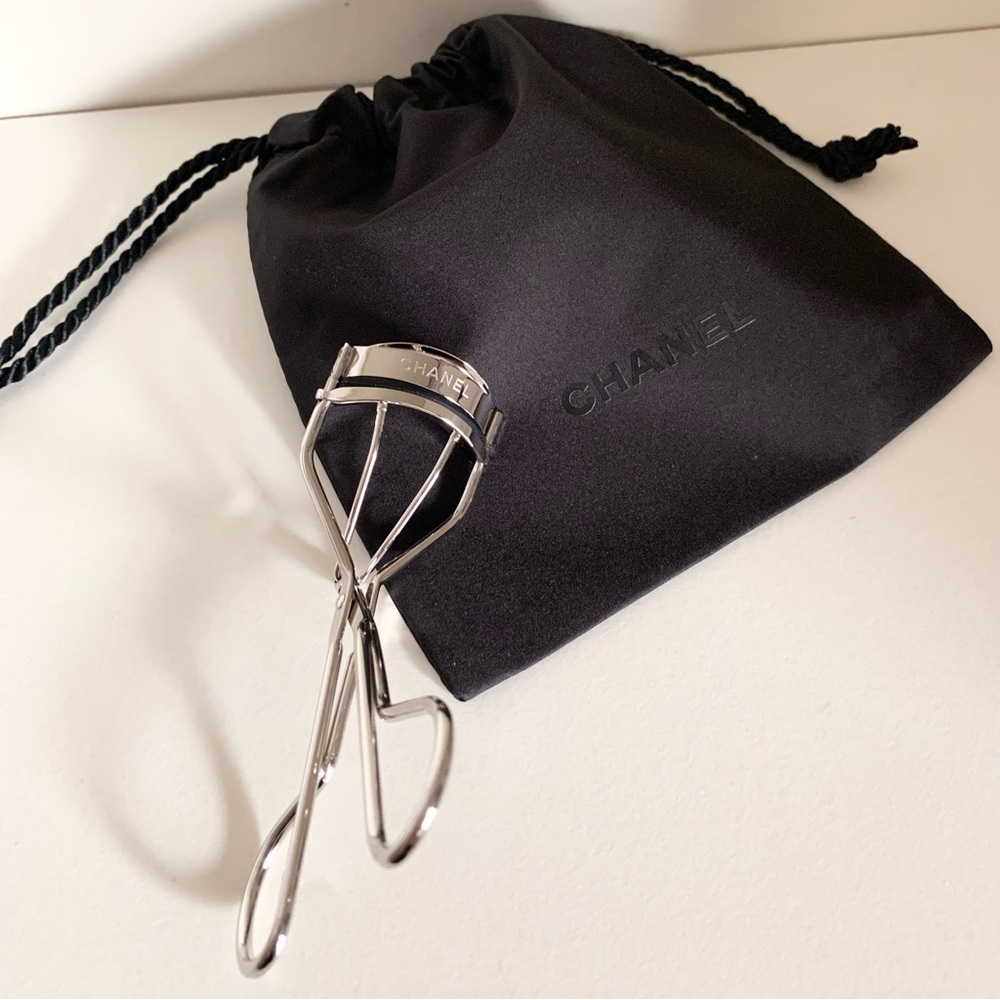 Hold NWOT Chanel eyelash curler with drawstring dust pouch - Picture 16 of 16